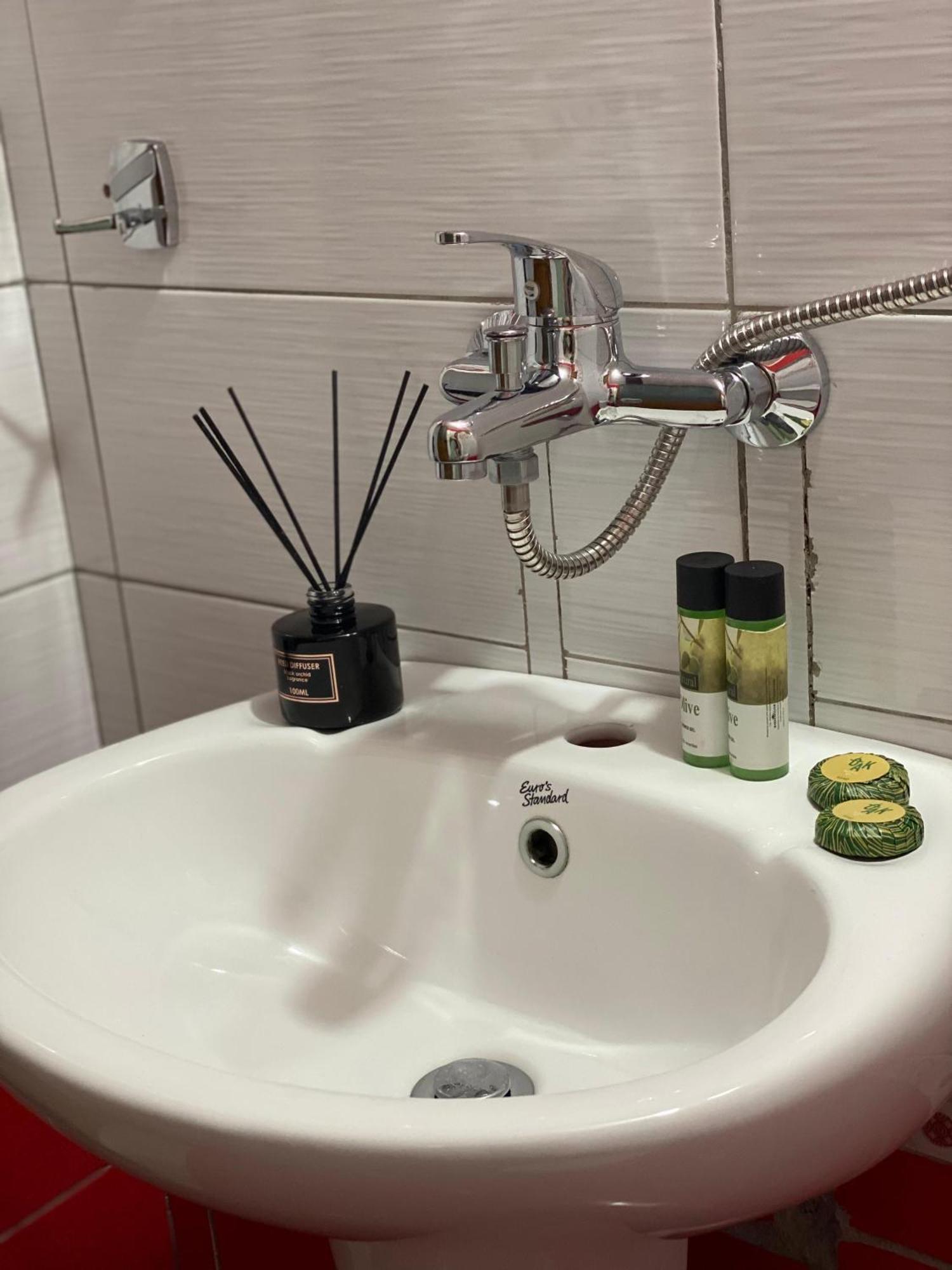 Bertis Guest House Gjirokaster Luaran gambar