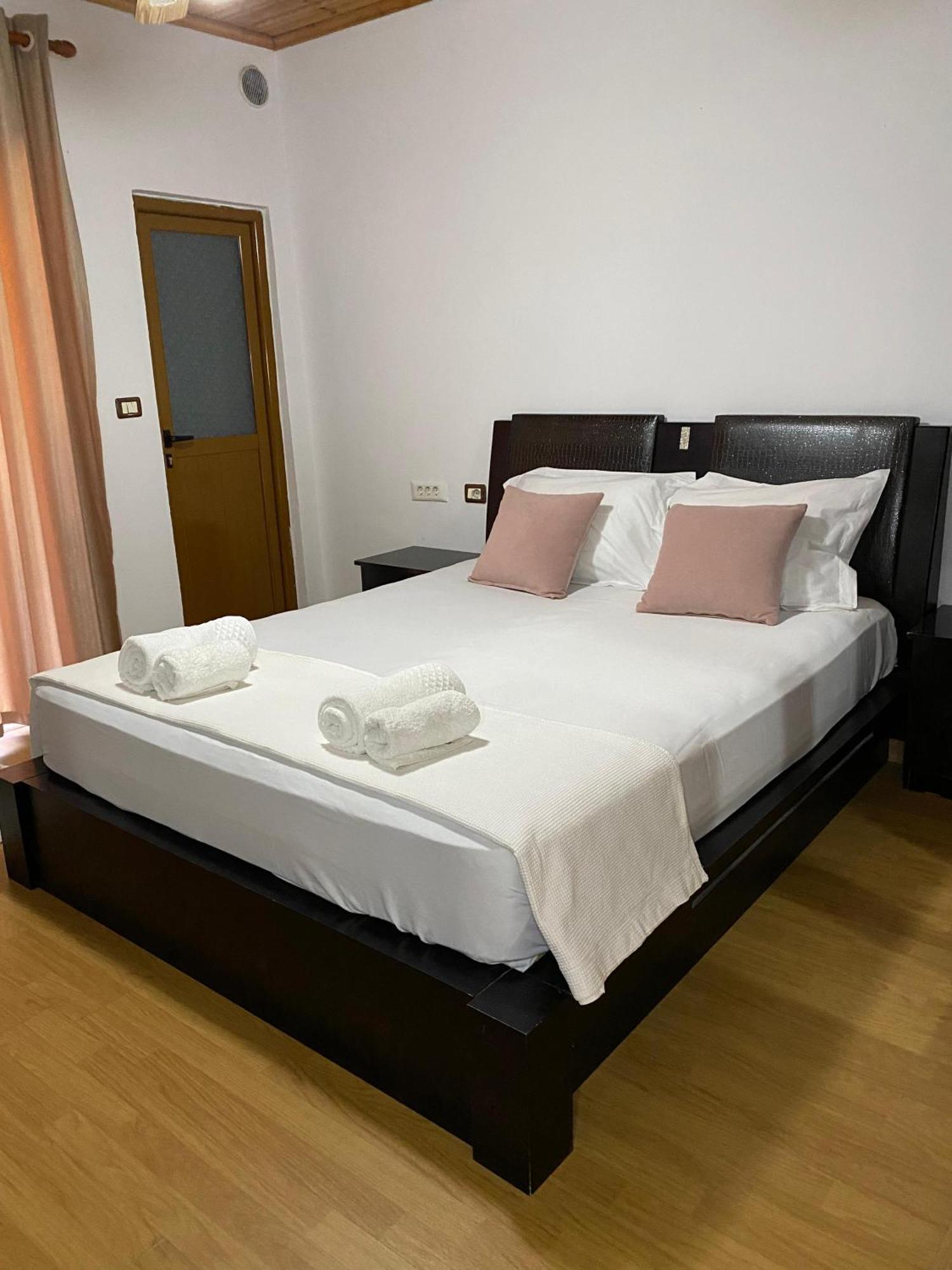 Bertis Guest House Gjirokaster Luaran gambar