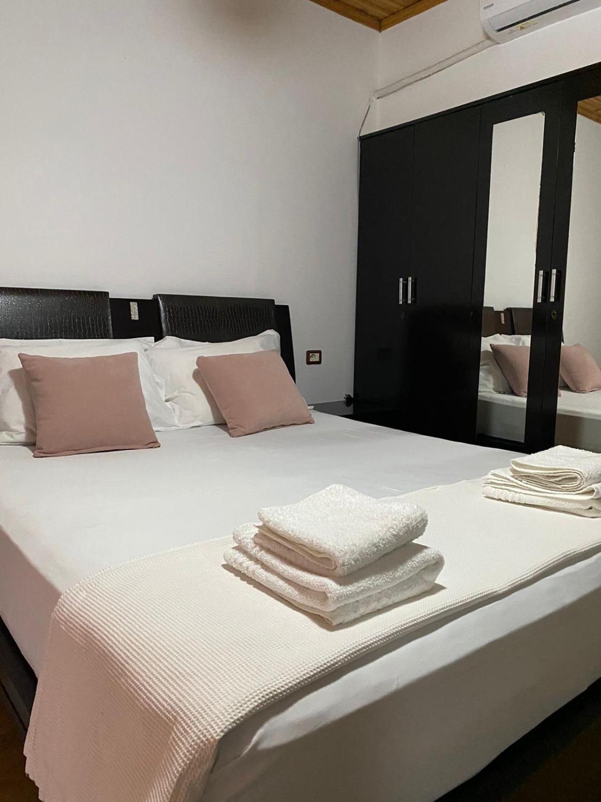 Bertis Guest House Gjirokaster Luaran gambar